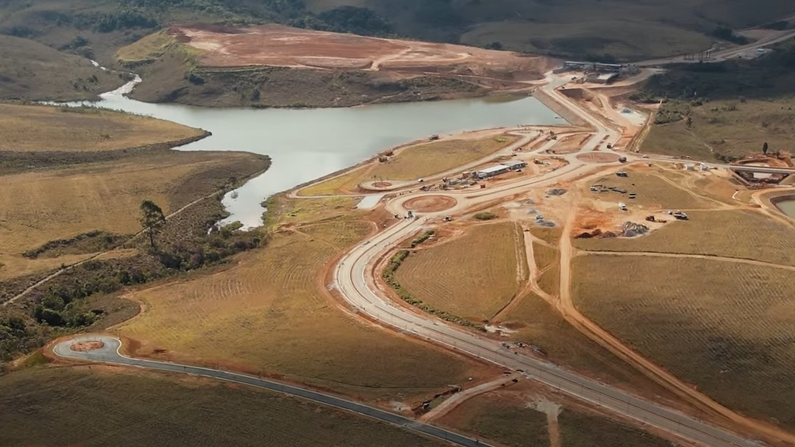 Vista aérea do loteamento com vias traçadas, drenagem e terraplenagem executadas