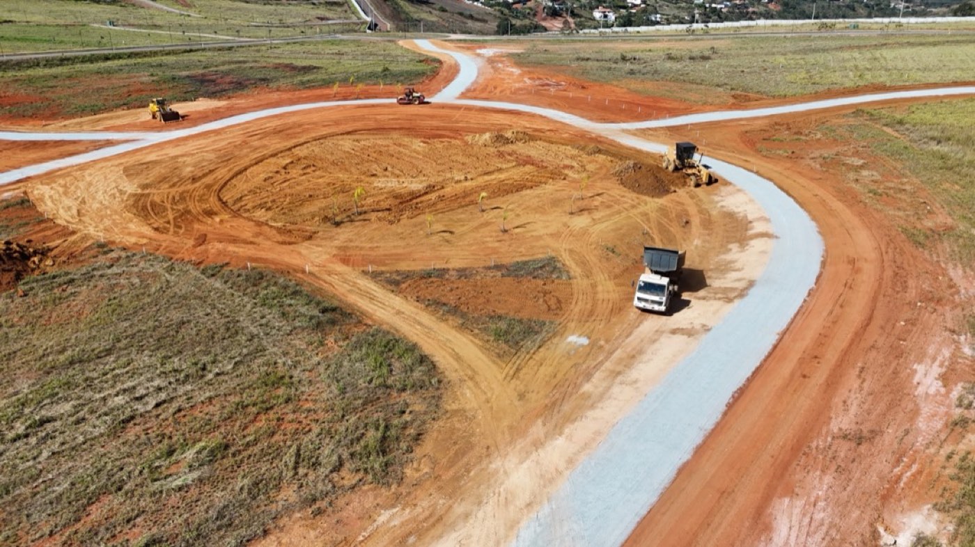 Via em execução: compactação e transporte de material